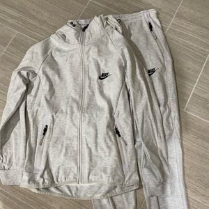 New with tags NIKE FULL OUTFIT